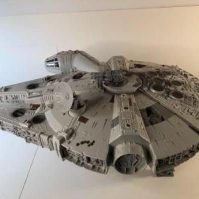 1049 - Star Wars Millennium Falcon, with Chewbacca and Han Solo action figures