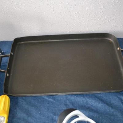LOT 29. VARIETY OF KITCHEN ITEMS