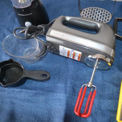 LOT 29. VARIETY OF KITCHEN ITEMS