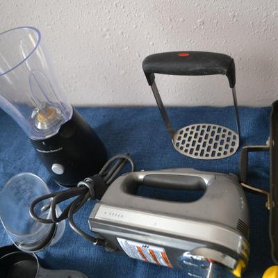 LOT 29. VARIETY OF KITCHEN ITEMS