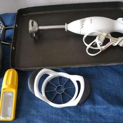 LOT 29. VARIETY OF KITCHEN ITEMS