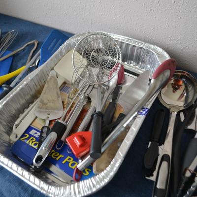 LOT 30. KITCHEN TOOLS