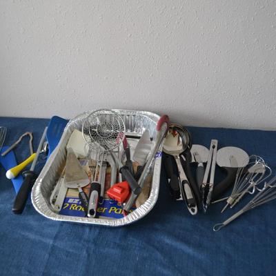 LOT 30. KITCHEN TOOLS