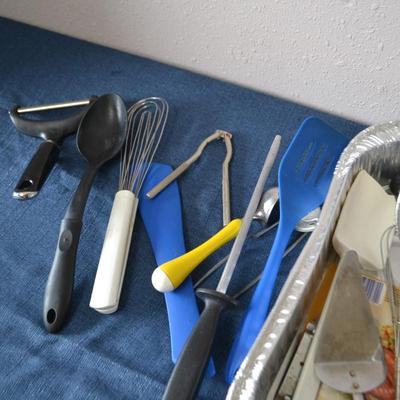 LOT 30. KITCHEN TOOLS