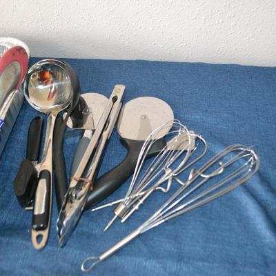 LOT 30. KITCHEN TOOLS