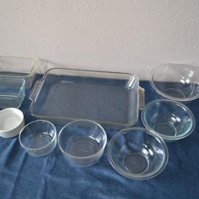 LOT 31. GLASS BOWLS AND PANS
