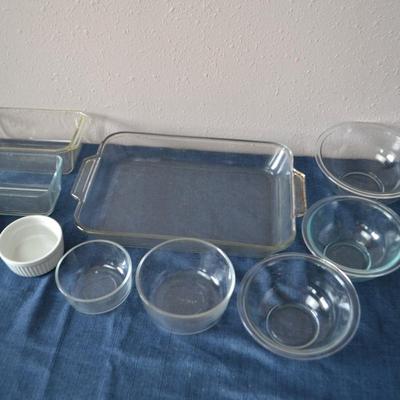 LOT 31. GLASS BOWLS AND PANS