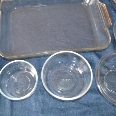 LOT 31. GLASS BOWLS AND PANS