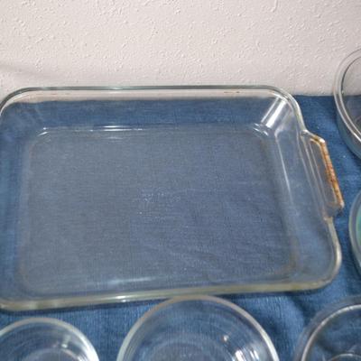 LOT 31. GLASS BOWLS AND PANS