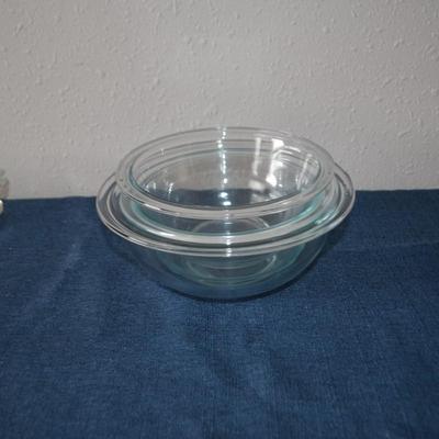 LOT 31. GLASS BOWLS AND PANS
