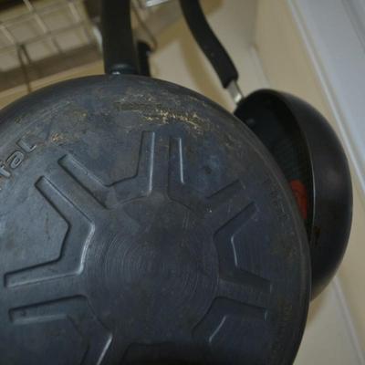 LOT 32. T-FAL PAN SET AND PAN RACK