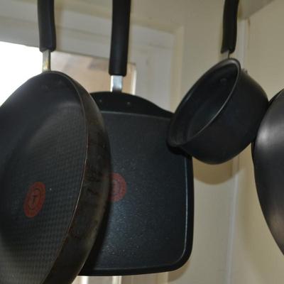 LOT 32. T-FAL PAN SET AND PAN RACK