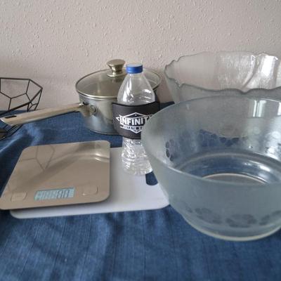 LOT 33. KITCHEN ITEMS