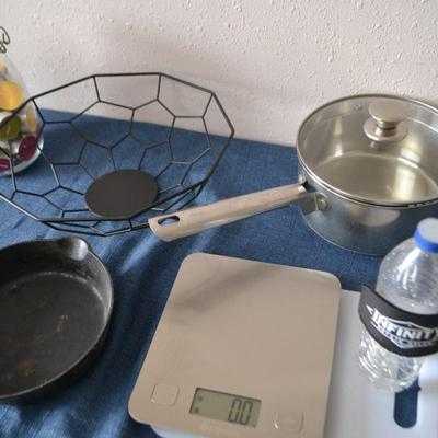LOT 33. KITCHEN ITEMS