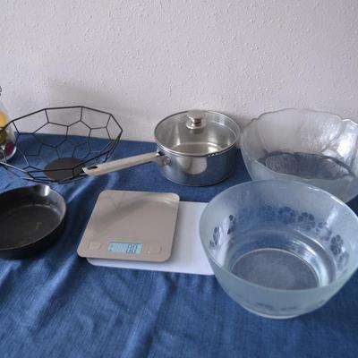LOT 33. KITCHEN ITEMS