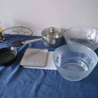 LOT 33. KITCHEN ITEMS