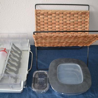 LOT 35. KITCHEN ITEMS AND MAGAZINE RACK