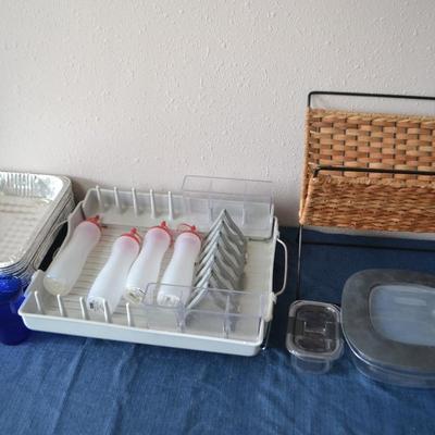 LOT 35. KITCHEN ITEMS AND MAGAZINE RACK
