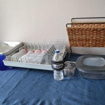 LOT 35. KITCHEN ITEMS AND MAGAZINE RACK