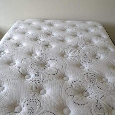 LOT 39. FULL SIZE MATTRESS AND METAL FRAME BASE
