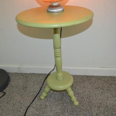 LOT 38. SMALL WOOD SIDE TAABLE AND LAMP