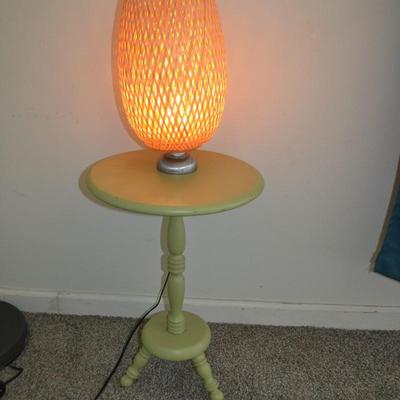 LOT 38. SMALL WOOD SIDE TAABLE AND LAMP