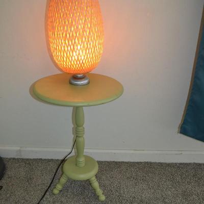 LOT 38. SMALL WOOD SIDE TAABLE AND LAMP