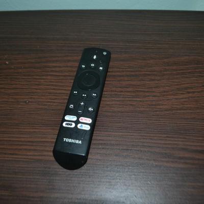 LOT 41. SAMSUNG SMART TV AND WALL MOUNT