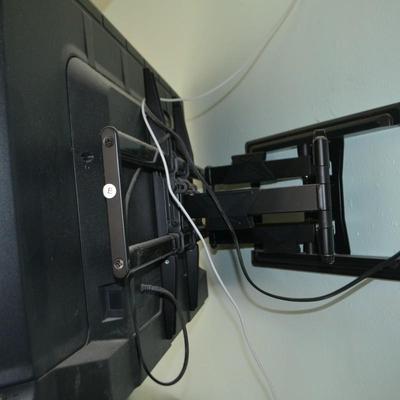 LOT 41. SAMSUNG SMART TV AND WALL MOUNT