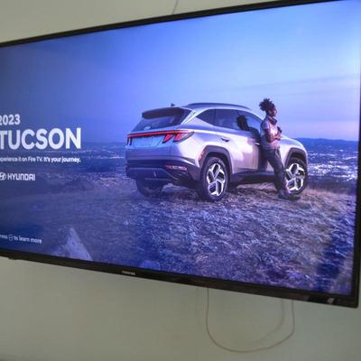 LOT 41. SAMSUNG SMART TV AND WALL MOUNT