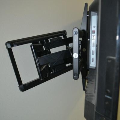 LOT 46.  42" SMART TV AND WALL MOUNT