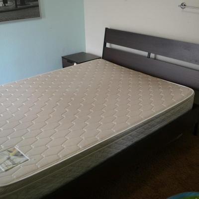 LOT 48. QUEEN SIZE BED