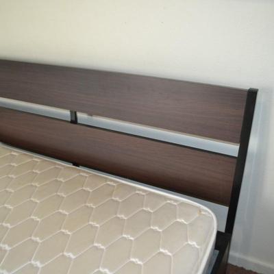 LOT 48. QUEEN SIZE BED
