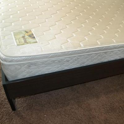 LOT 48. QUEEN SIZE BED