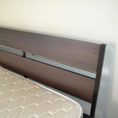 LOT 48. QUEEN SIZE BED