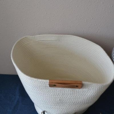 LOT 51. HOME DECOR ITEM, TABLE LAMP AND SUN HAT