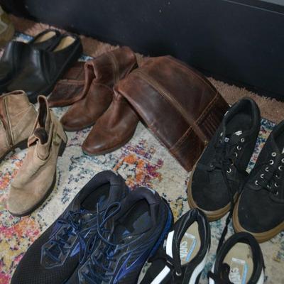 LOT 59. MENS AND WOMENS SHOES/BOOTS