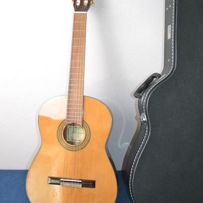 LOT 66. HOHNER GUITAR MODEL MC09 AND CASE