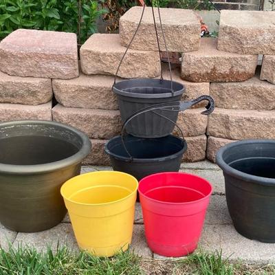 Ah yes More Planters just in time for the lovely flowers! Flowers ðŸŒº ðŸŒ¸