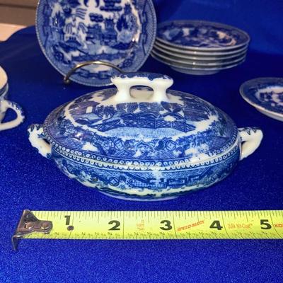VINTAGE BLUE WILLOW CHILDRENâ€™S DISHES