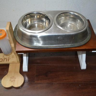 LOT 86. DOG FEEDING BOWLS