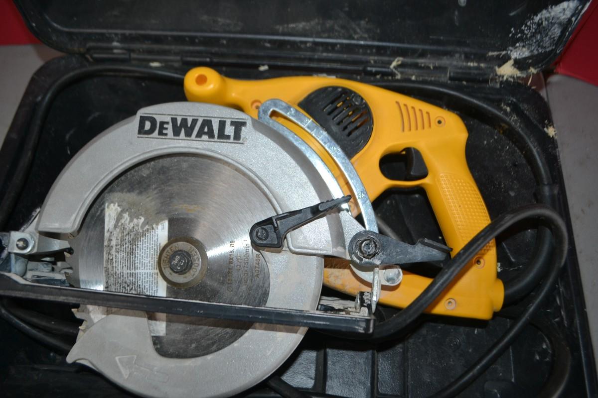 LOT 104. DEWALT DW378G