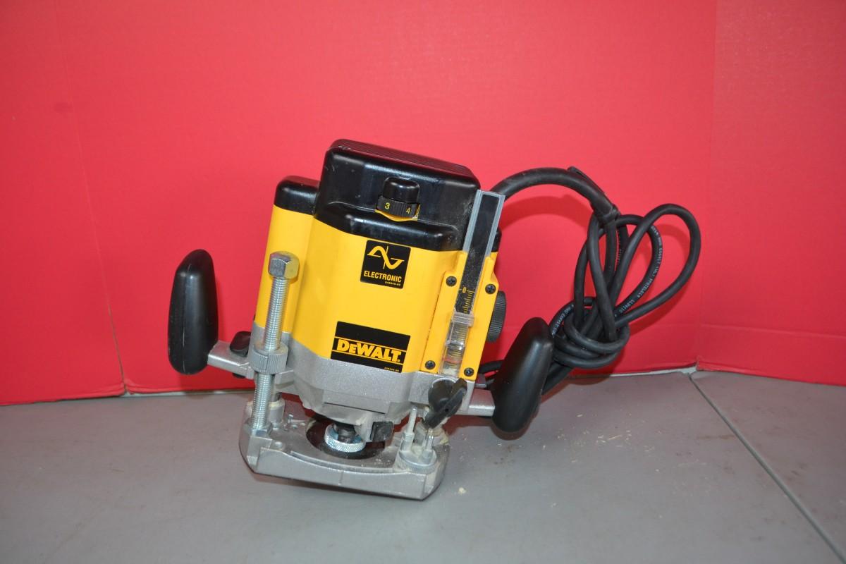 LOT 109. DEWALT DW625 PLUNGE ROUTER