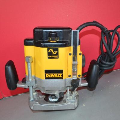 LOT 109. DEWALT DW625 PLUNGE ROUTER