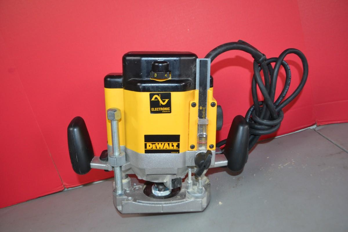 LOT 109. DEWALT DW625 PLUNGE ROUTER