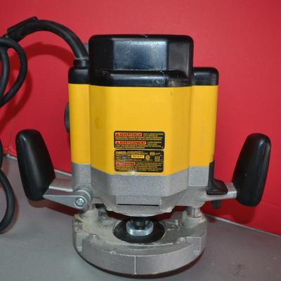 LOT 109. DEWALT DW625 PLUNGE ROUTER