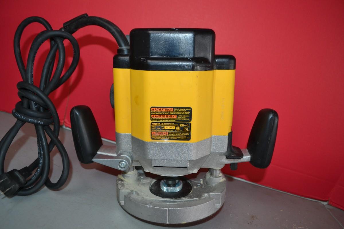 LOT 109. DEWALT DW625 PLUNGE ROUTER