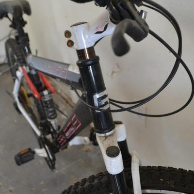 LOT 156. GENESIS MOUNTAIN BIKE