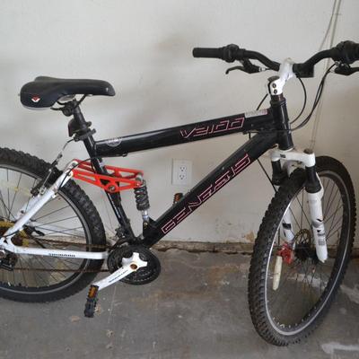 LOT 156. GENESIS MOUNTAIN BIKE