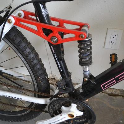 LOT 156. GENESIS MOUNTAIN BIKE